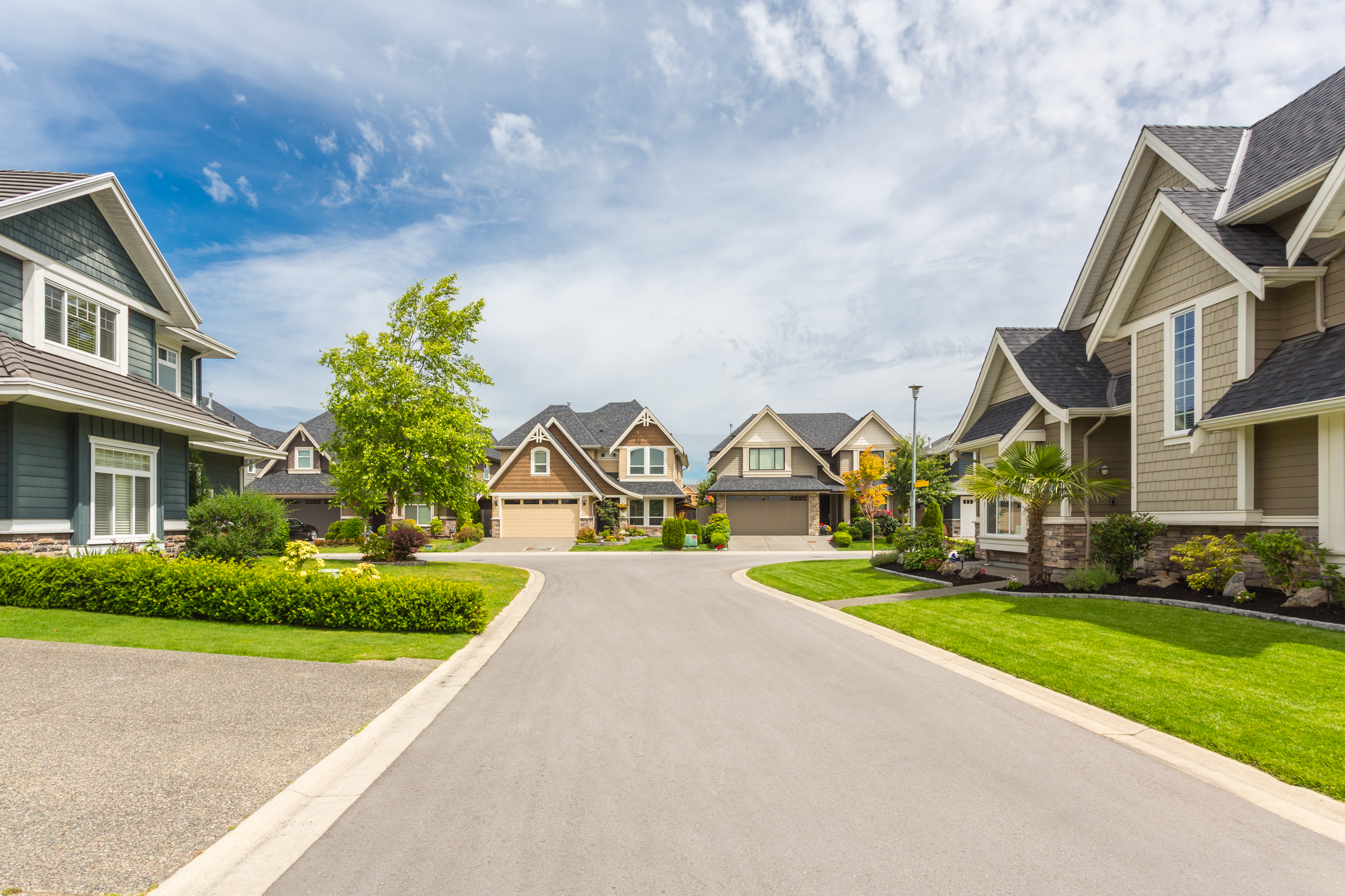 Nicely,Trimmed,And,Manicured,Garden,In,Front,Of,A,Luxury